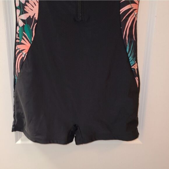 Tropical Print Women’s Rashguard Swimsuit - Picture 4 of 10